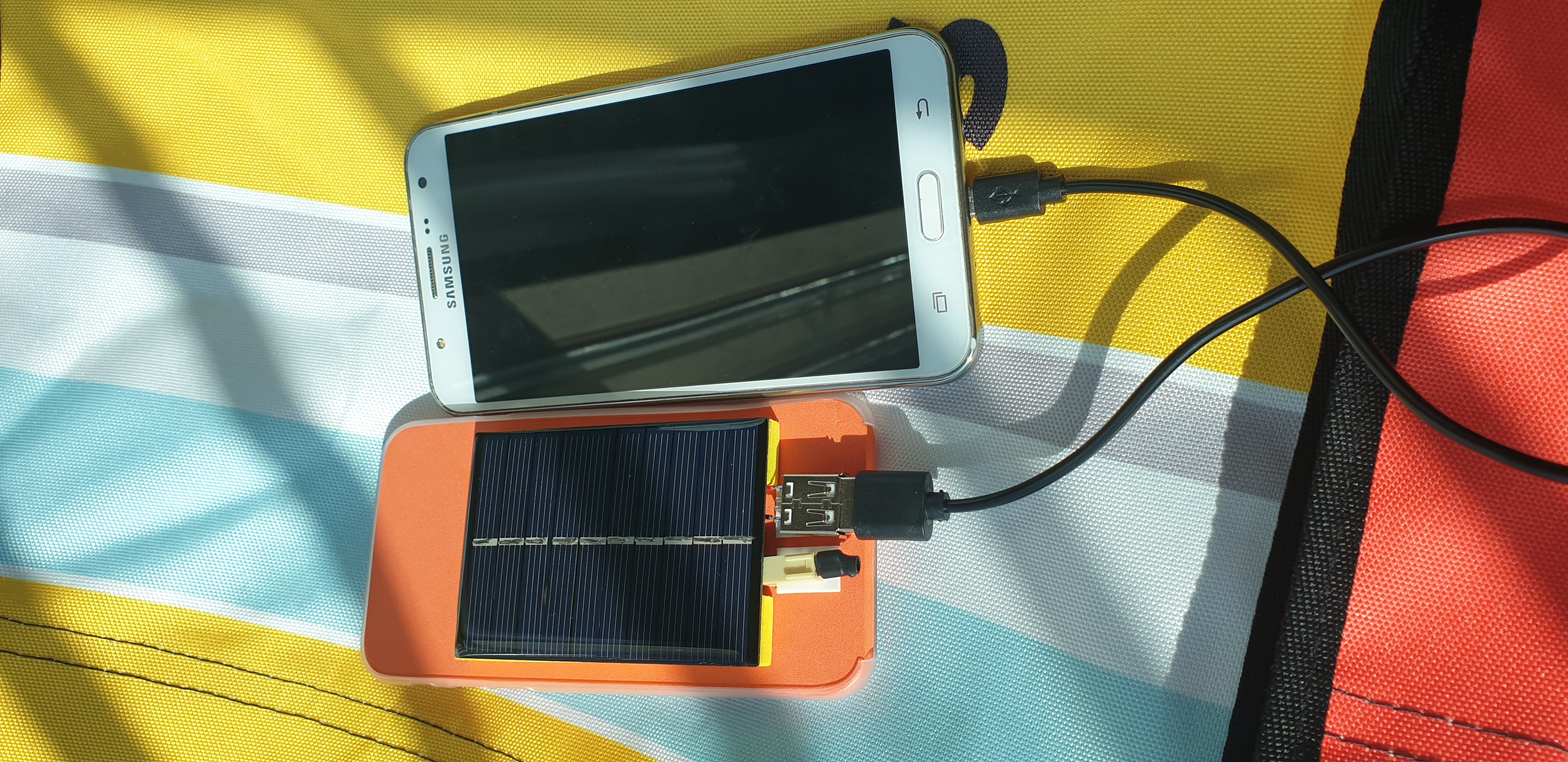 태양광 휴대폰 충전기