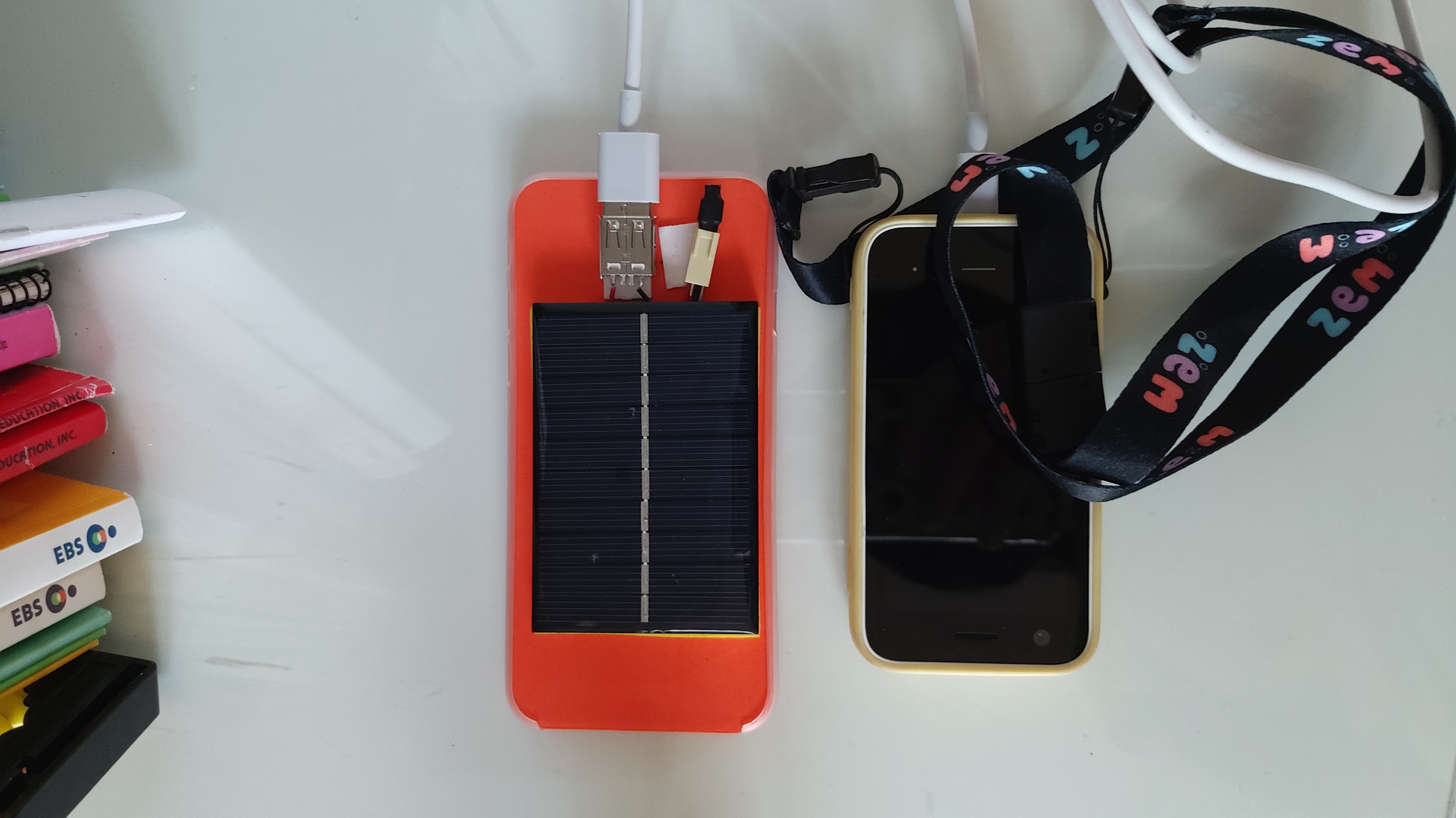 태양광 휴대전화 충전기와 블루투스 스피커