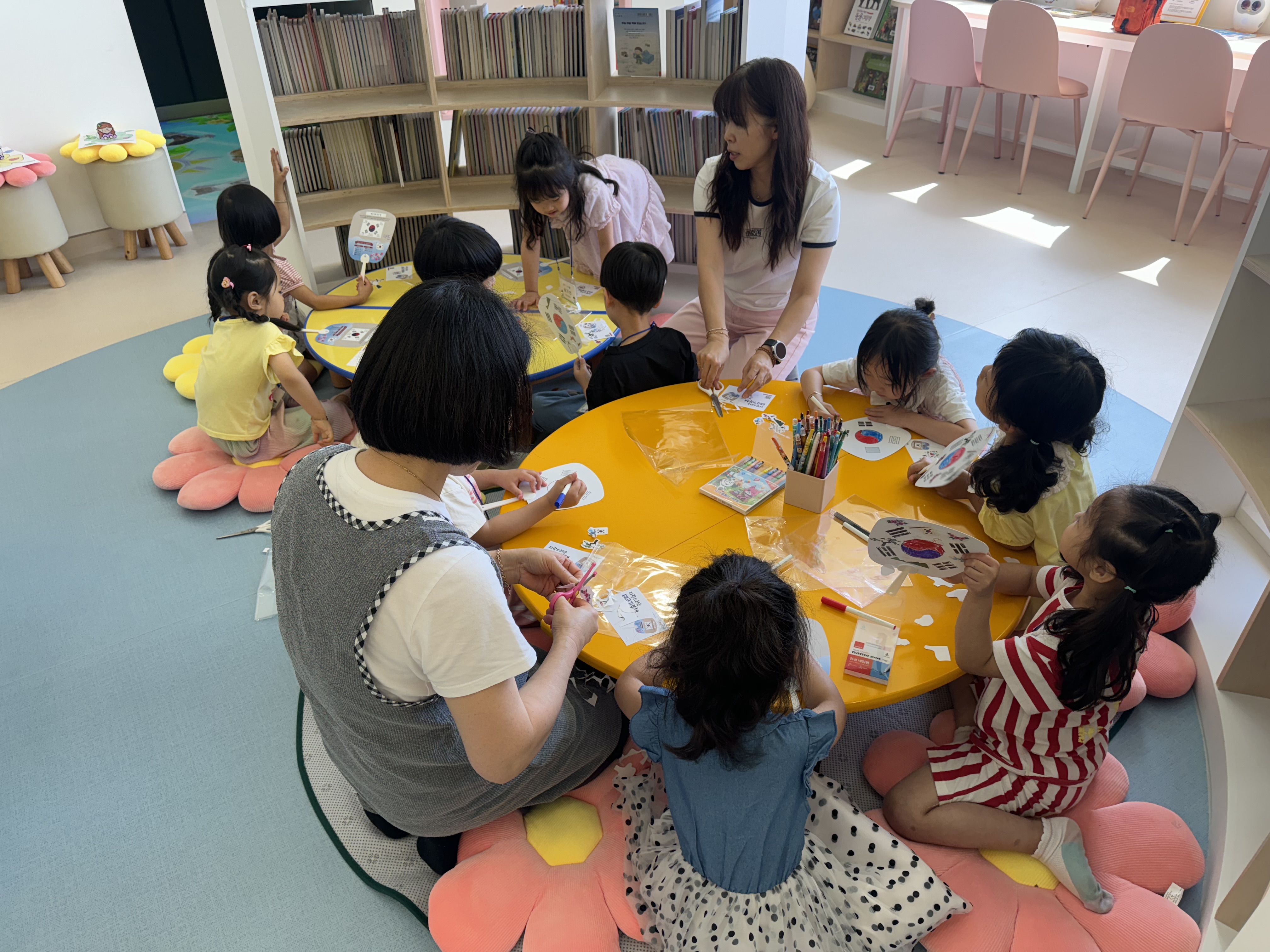 “태극기 부채로 나라사랑 배워요!” 구포3동, 아이누리 도서관서 현충일 맞이 체험