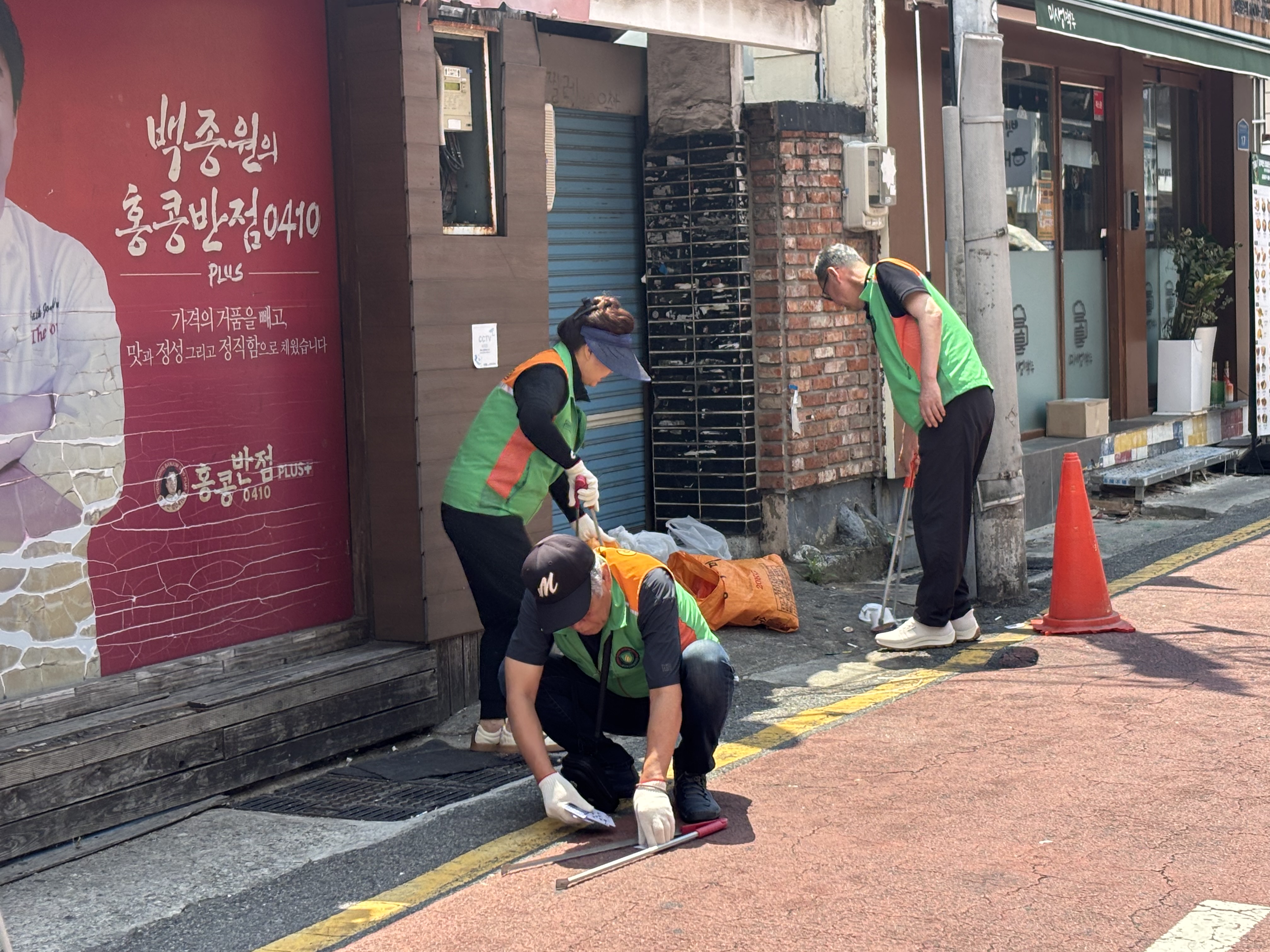 덕천2동 자율방재단, 우기 대비 빗물받이 정비