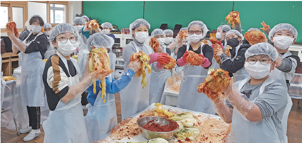 “할머니 할아버지 김치 맛있게 드세요”