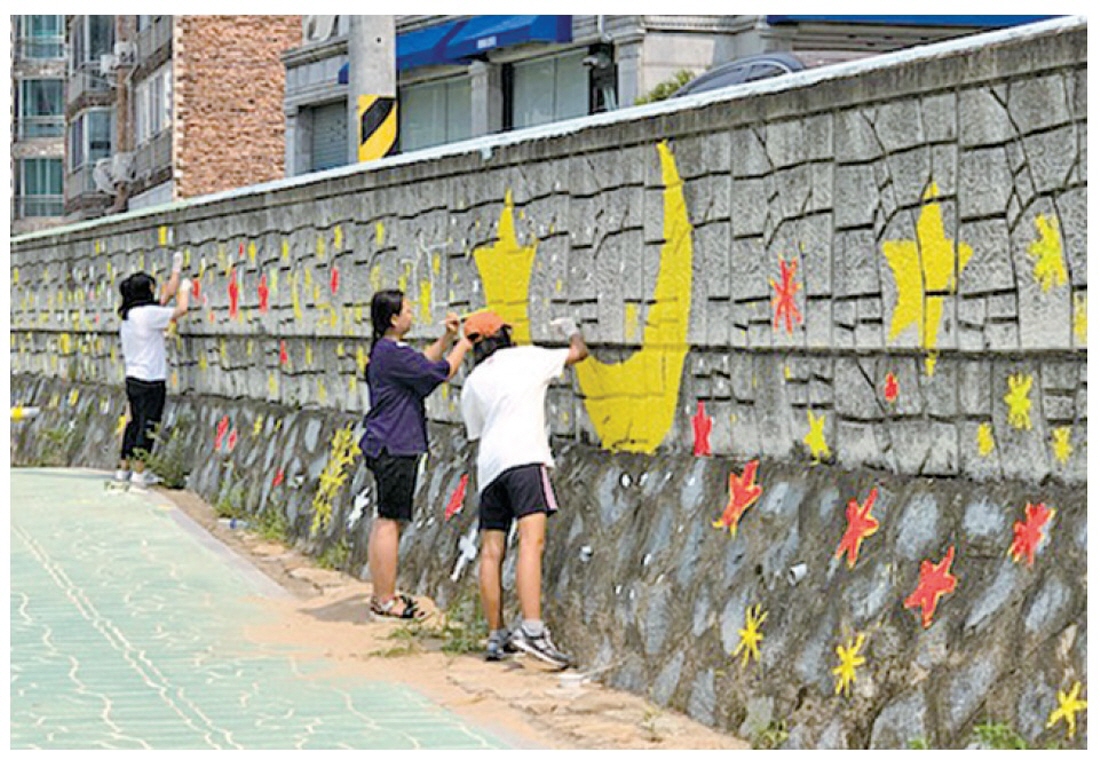 “벽에 달과 별이 떴네” 청소년들이 벽화 작업