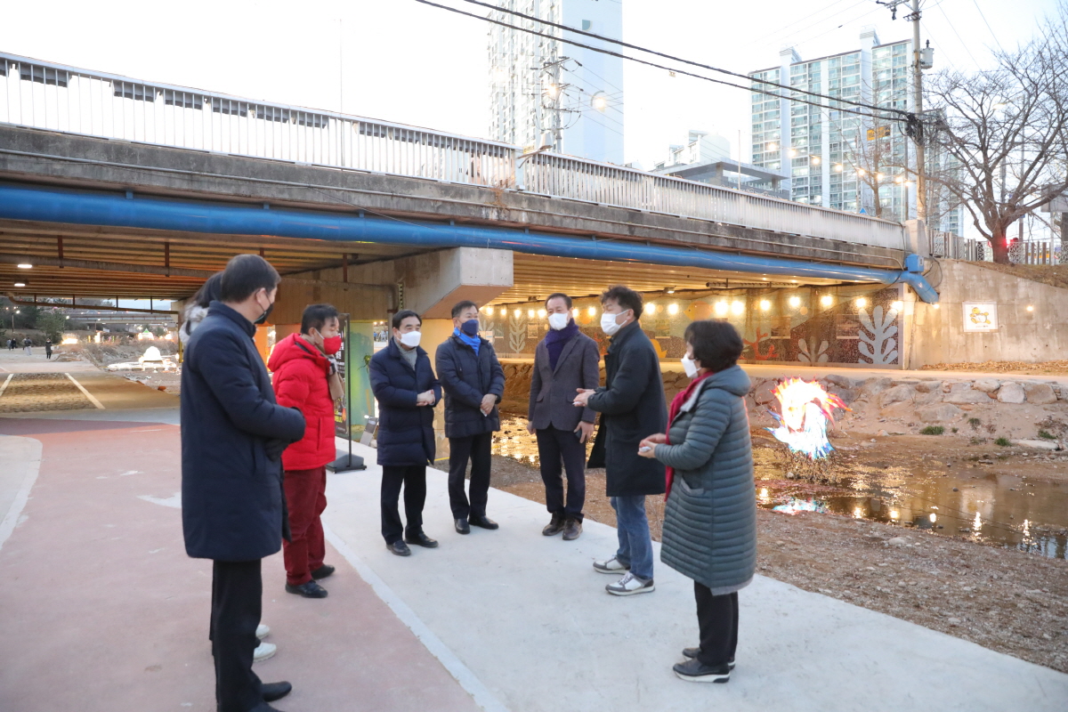 의원동정 / 대천천 빛조각 전시 관람