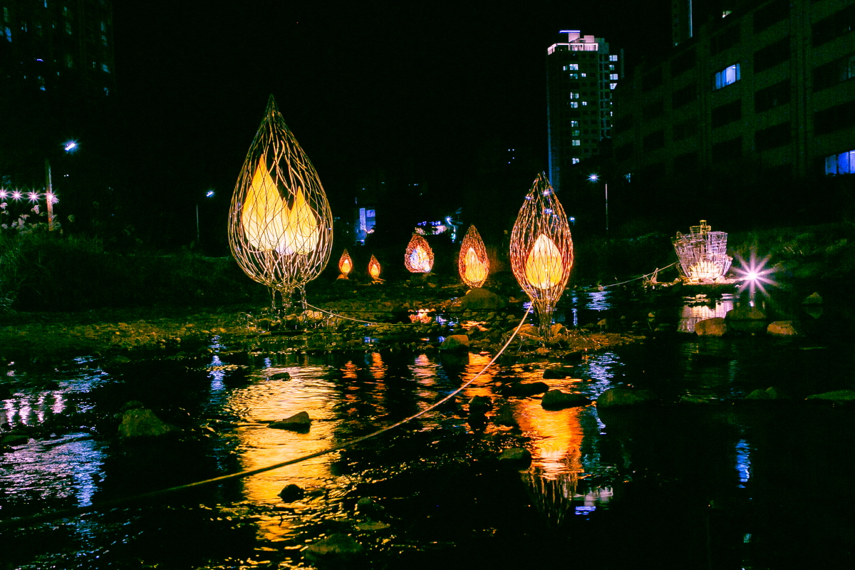겨울밤 따뜻하게 밝혀준 빛조각 작품들